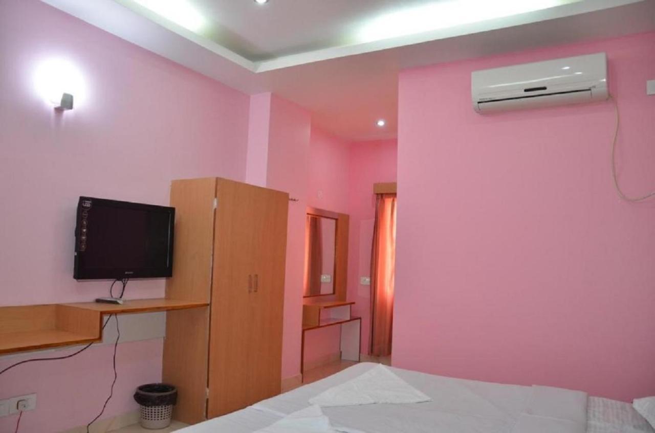 โฮเต็ล บาร์บารีก Hotel ชิลลอง ภายนอก รูปภาพ