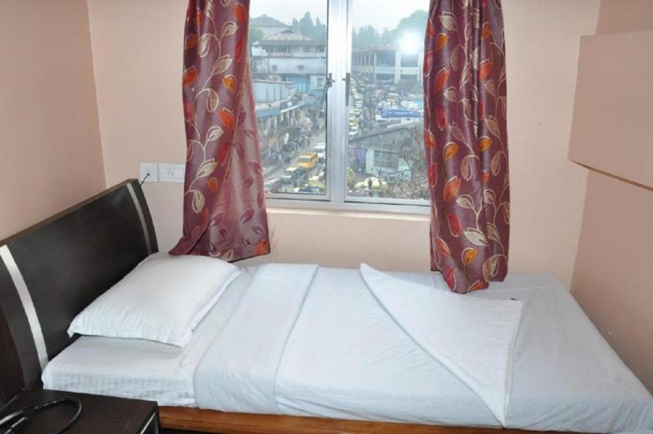 โฮเต็ล บาร์บารีก Hotel ชิลลอง ภายนอก รูปภาพ
